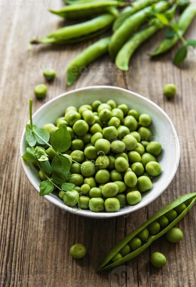 groene erwten in witte kom foto