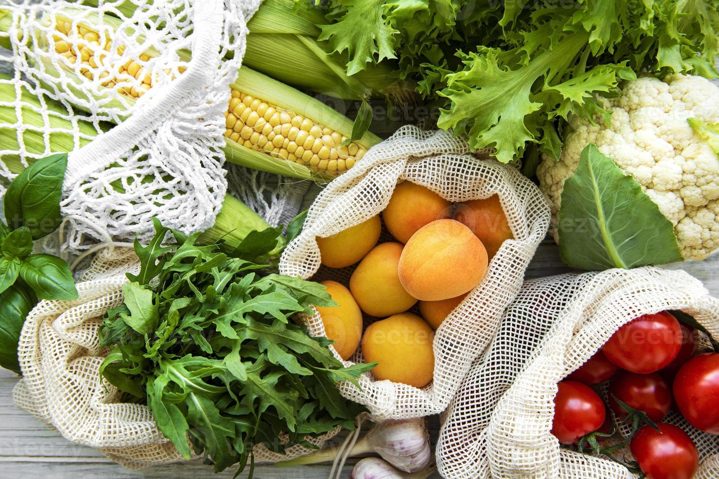 verse groenten en fruit in eco katoenen zak foto