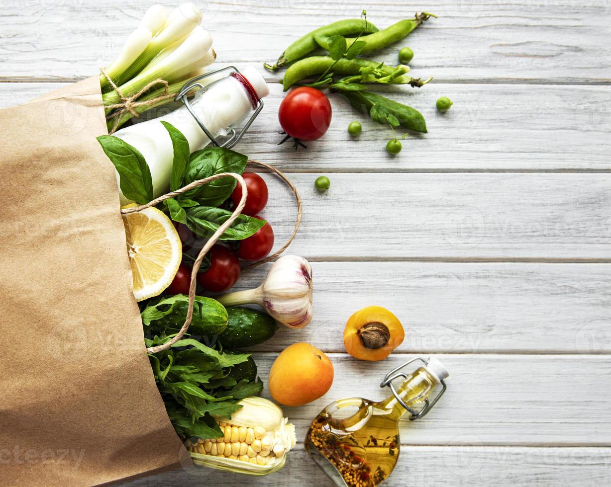 gezonde voeding achtergrond. gezond eten in papieren zak foto