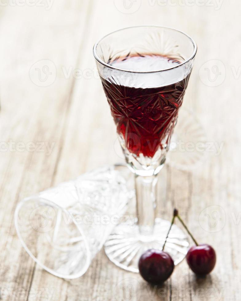 kersenlikeur in een glas en vers fruit foto