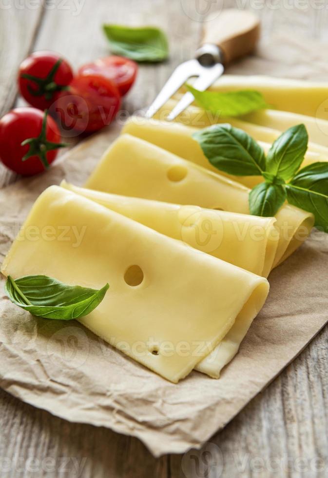 gesneden kaas, basilicum en tomaten foto