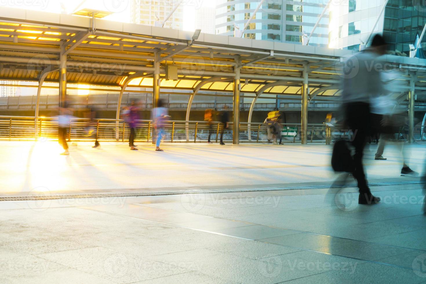 mensen lopen in bewegingsonscherpte in de stad foto