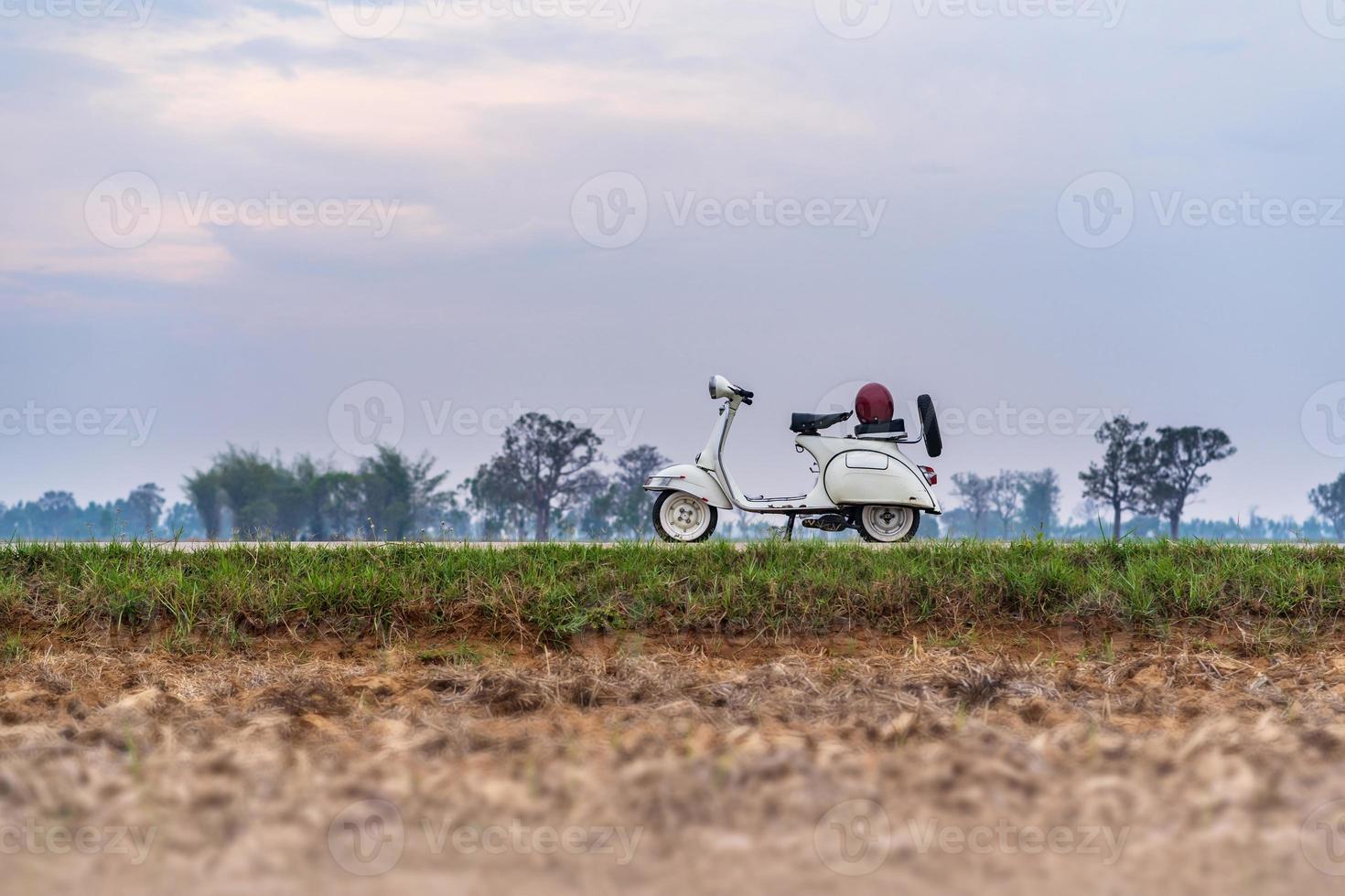 vintage witte motorfietsen op een landweg foto