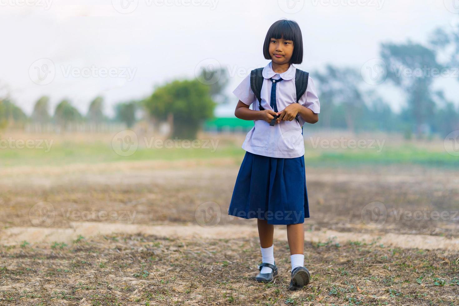 Aziatische student in uniform studeren op het platteland van thailand thai foto