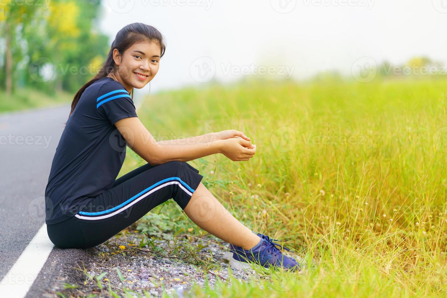 portret van mooi meisje in sportkleding glimlachend tijdens het sporten foto