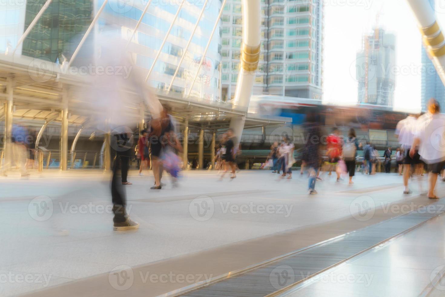 mensen lopen in bewegingsonscherpte in de stad foto