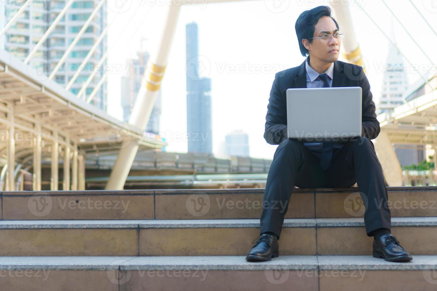 zakenman zittend op de voetstappen met laptop foto