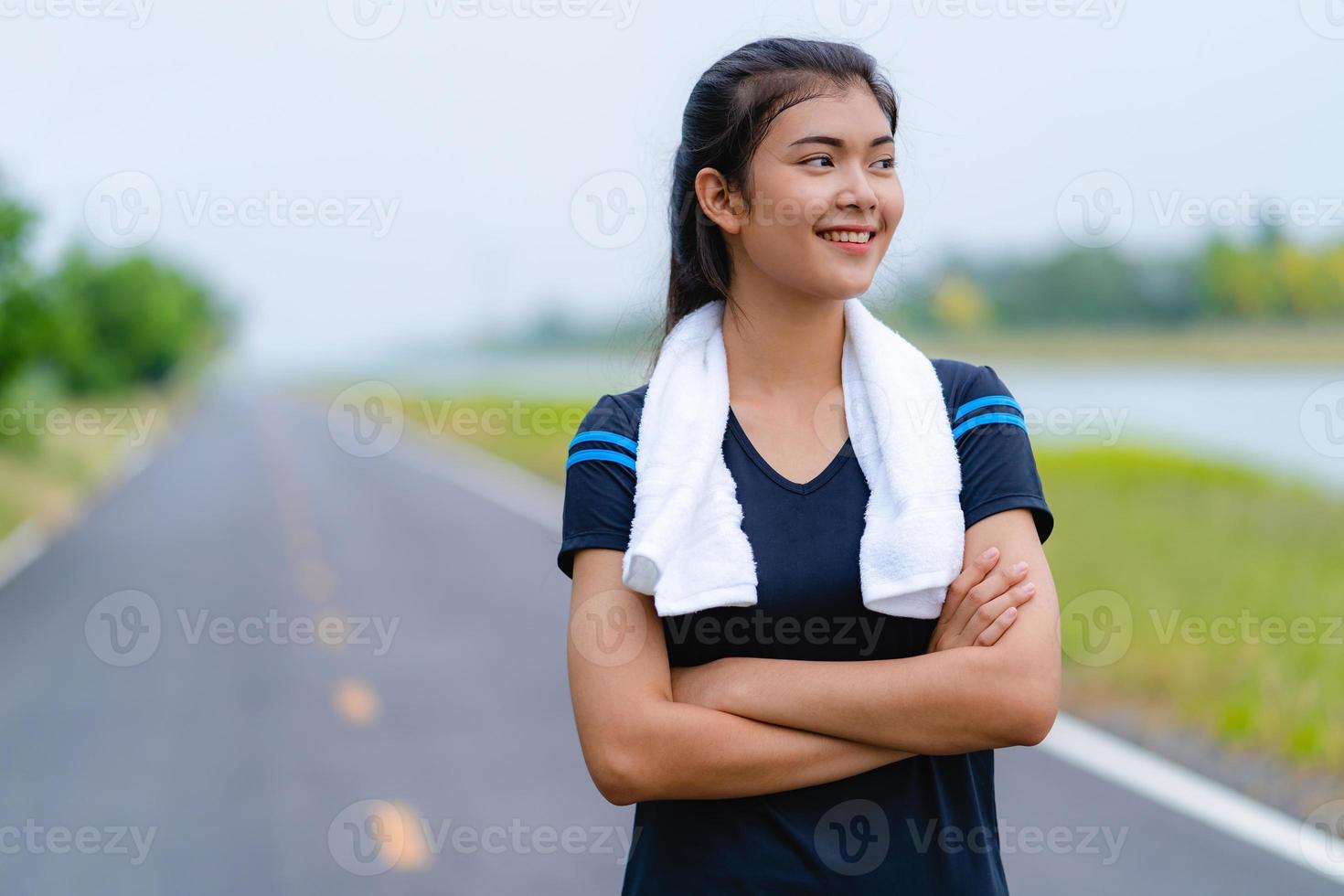 portret van mooi meisje in sportkleding glimlachend tijdens het sporten foto