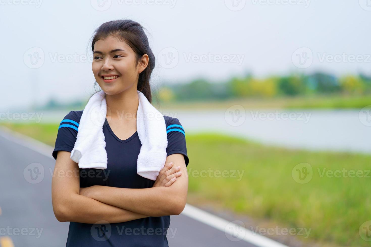 portret van mooi meisje in sportkleding glimlachend tijdens het sporten foto