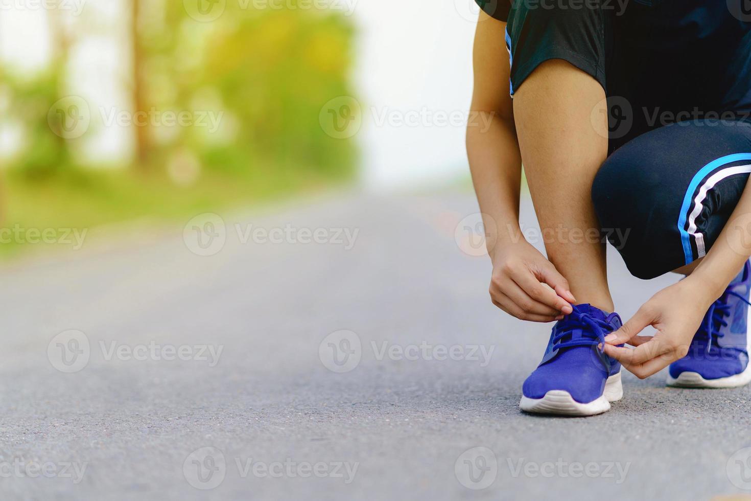 meisjesloper die hardloopschoenen probeert en zich klaarmaakt om te joggen foto