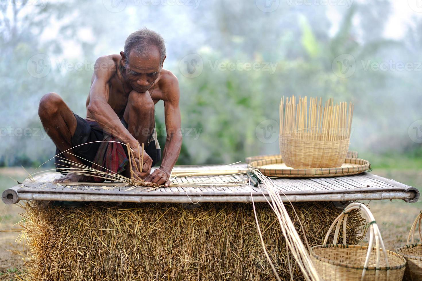 oudere man en bamboe ambacht, levensstijl van de lokale bevolking in thailand foto