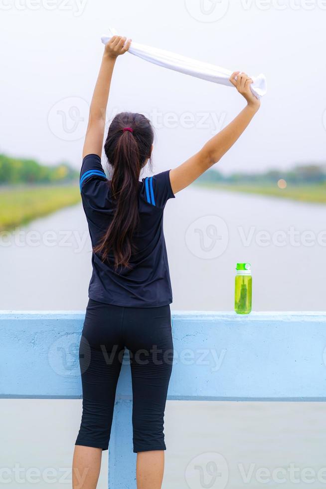 portret van mooi meisje in sportkleding tijdens het sporten foto