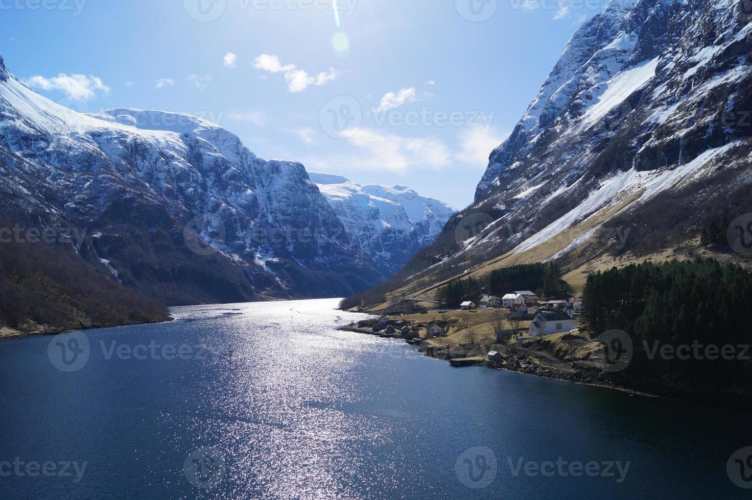 met een cruiseschip in de fjorden van noorwegen foto