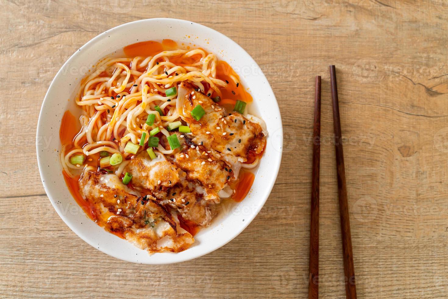 ramen noedels met gyoza of varkensvlees dumplings - Aziatische voedselstijl foto