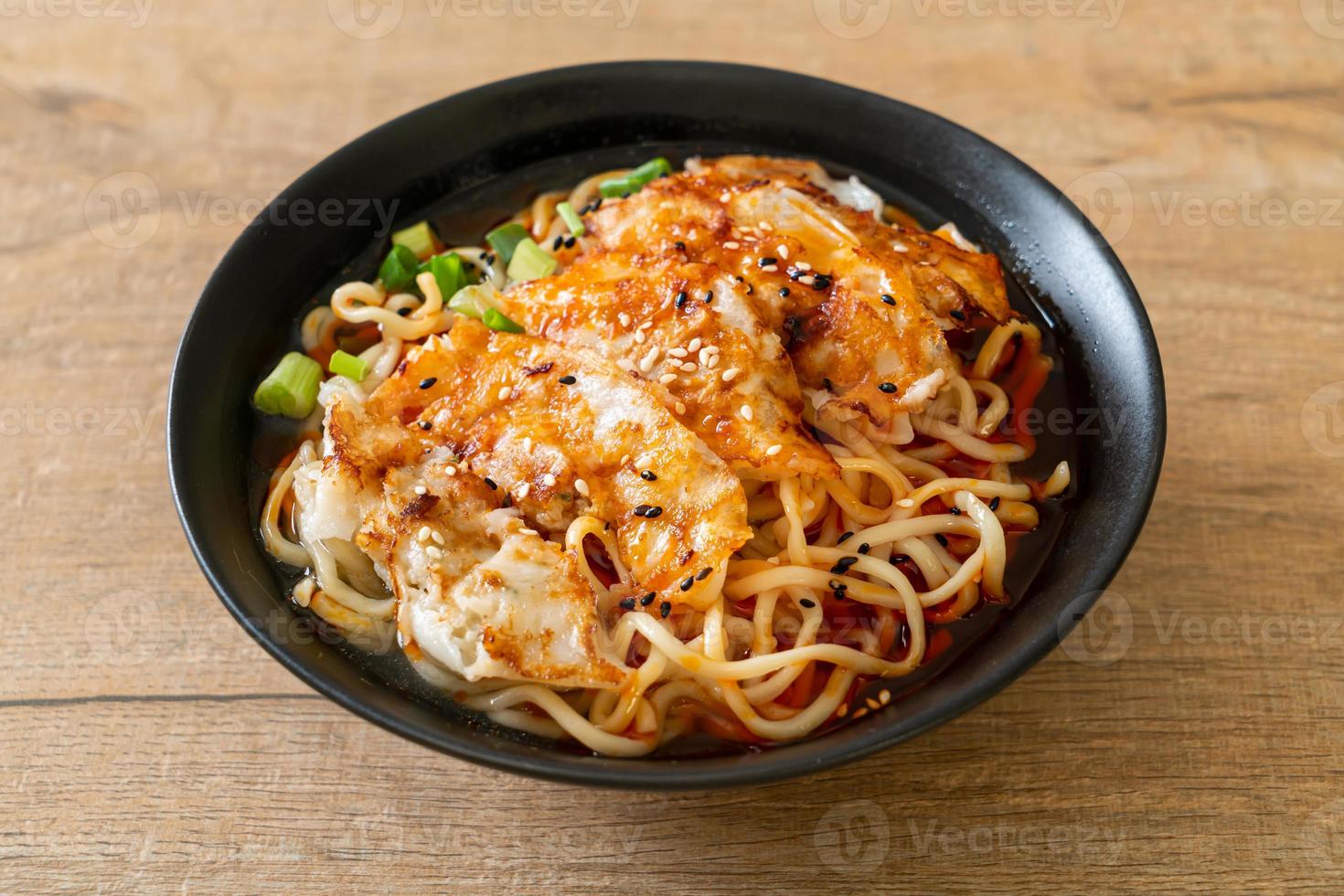 ramen noedels met gyoza of varkensvlees dumplings - Aziatische voedselstijl foto