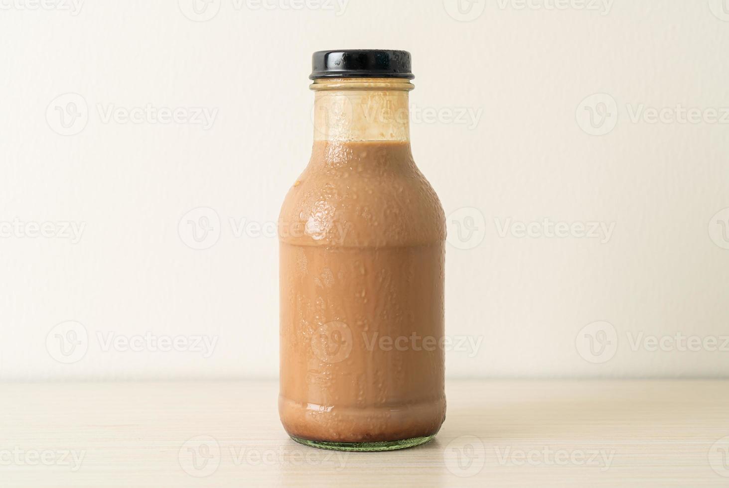 chocolademelk in glazen fles op tafel foto