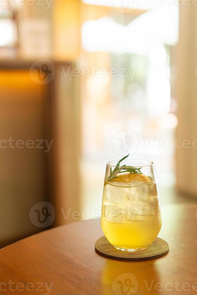 bevroren citroenhoningglas met rozemarijn in café-restaurant foto