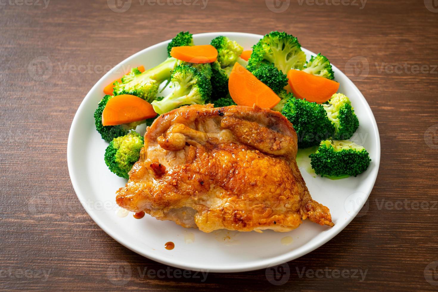 kip teriyaki steak met broccoli en wortel foto