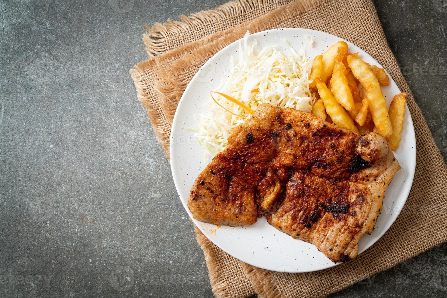 gegrilde pittige barbecue kurobuta varkenssteak met frietjes foto