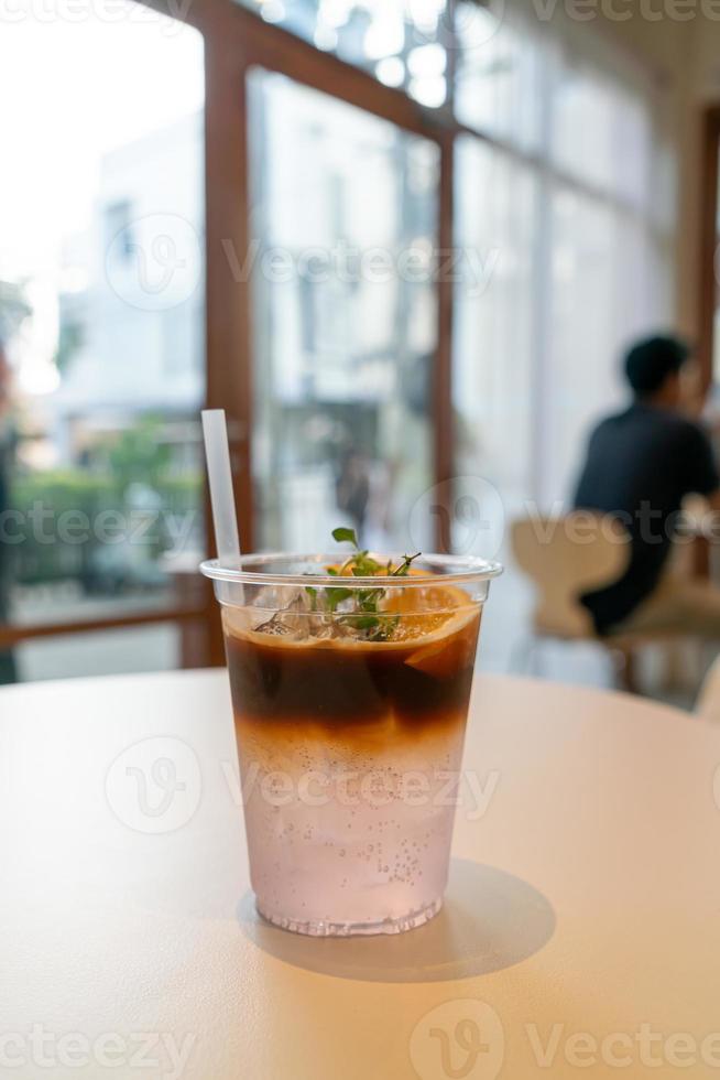 espressokoffietonic met yuzu-sinaasappel in café-restaurant foto