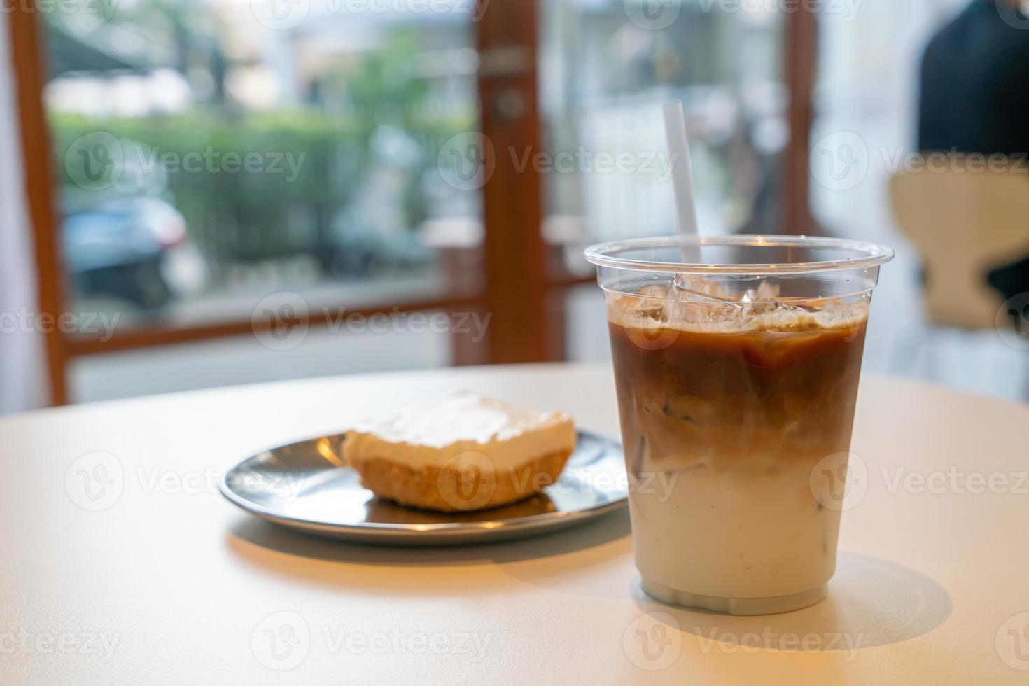 ijskoffie latte koffiekopje in café restaurant foto