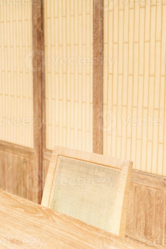 mooie houten stoel met warm licht decoreren in een kamer foto