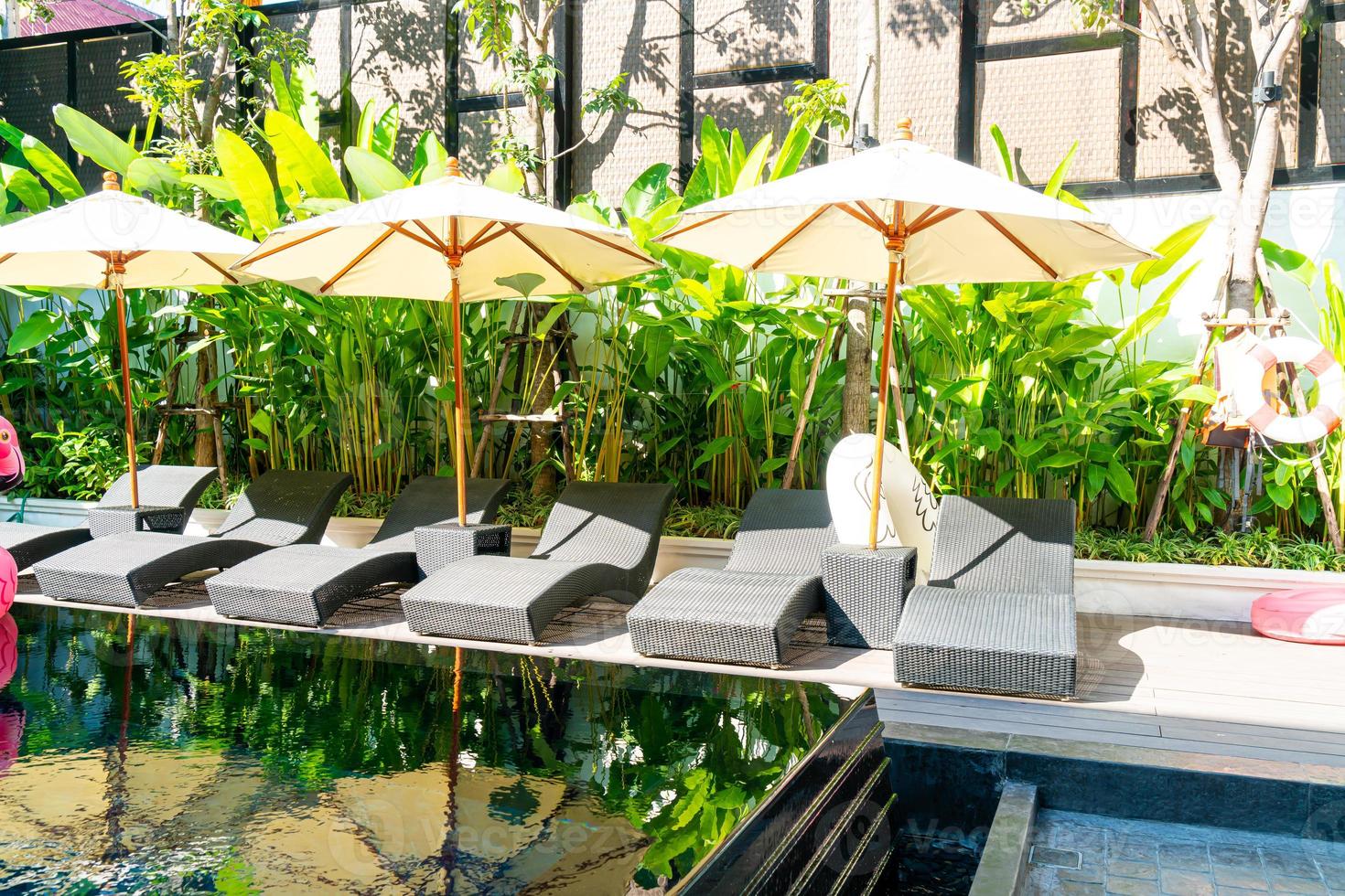 parasols en bedstoelen rond het zwembad - vakantie- en reisvakantieconcept foto