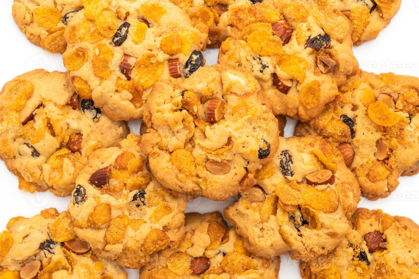 Zelfgemaakte koekjes met cornflake rozijnen en amandelen geïsoleerd op een witte achtergrond foto