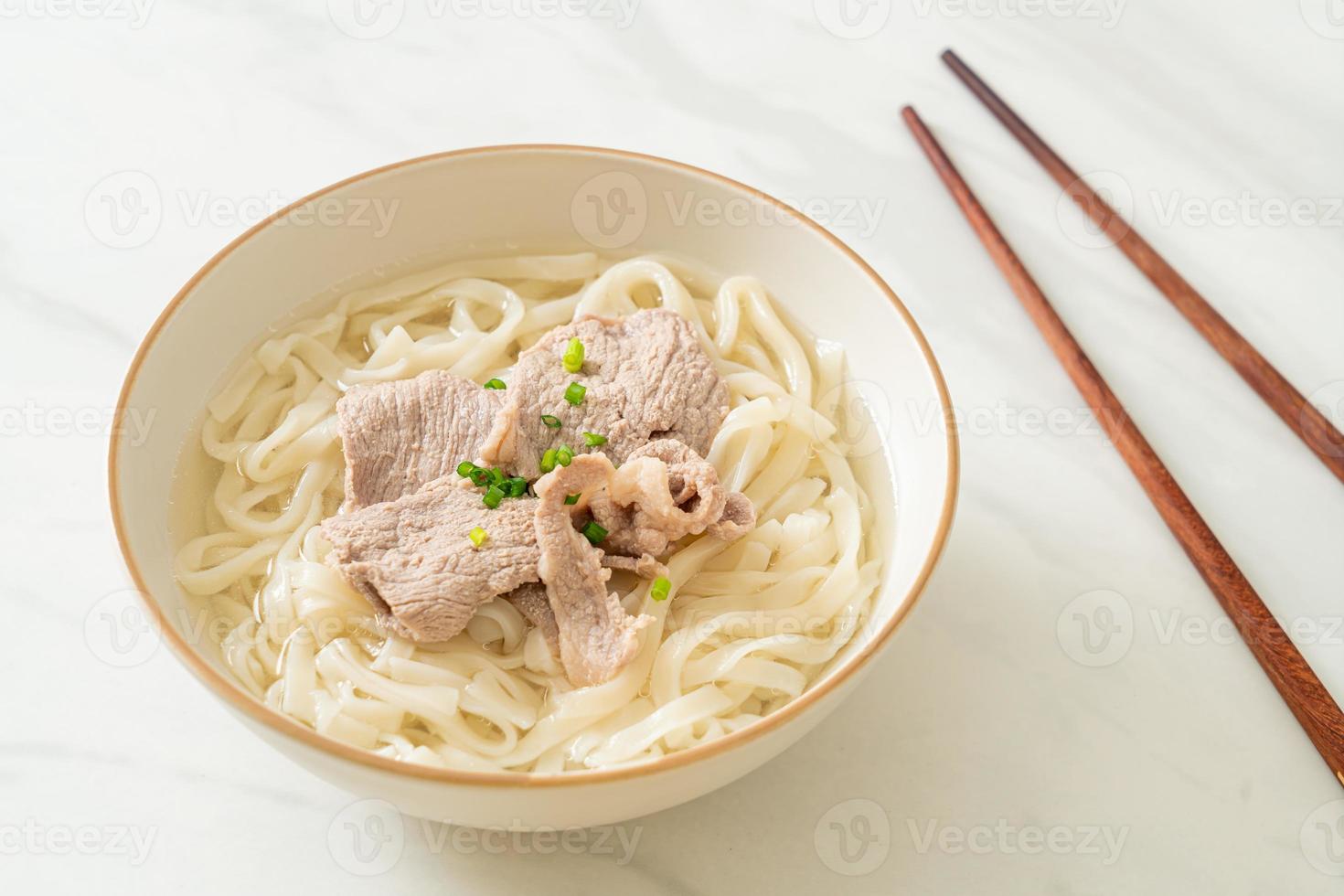 zelfgemaakte udon ramen noodles met varkensvlees in heldere soep foto