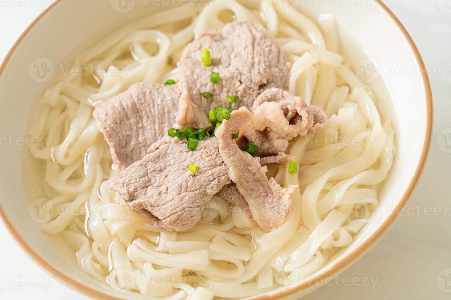 zelfgemaakte udon ramen noodles met varkensvlees in heldere soep foto