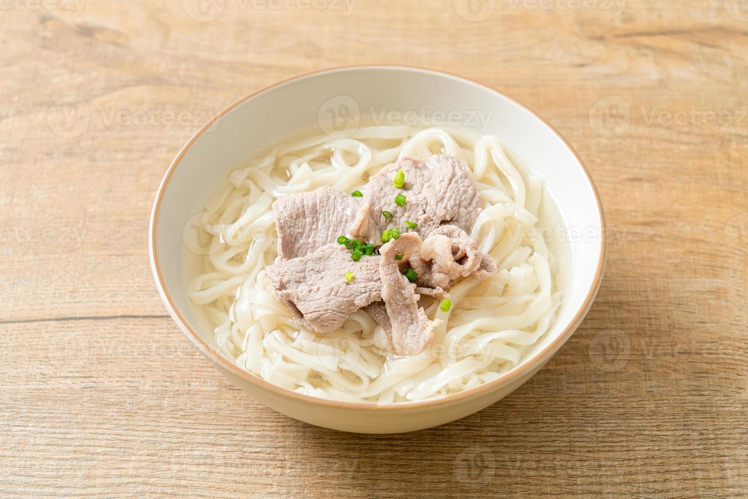 zelfgemaakte udon ramen noodles met varkensvlees in heldere soep foto