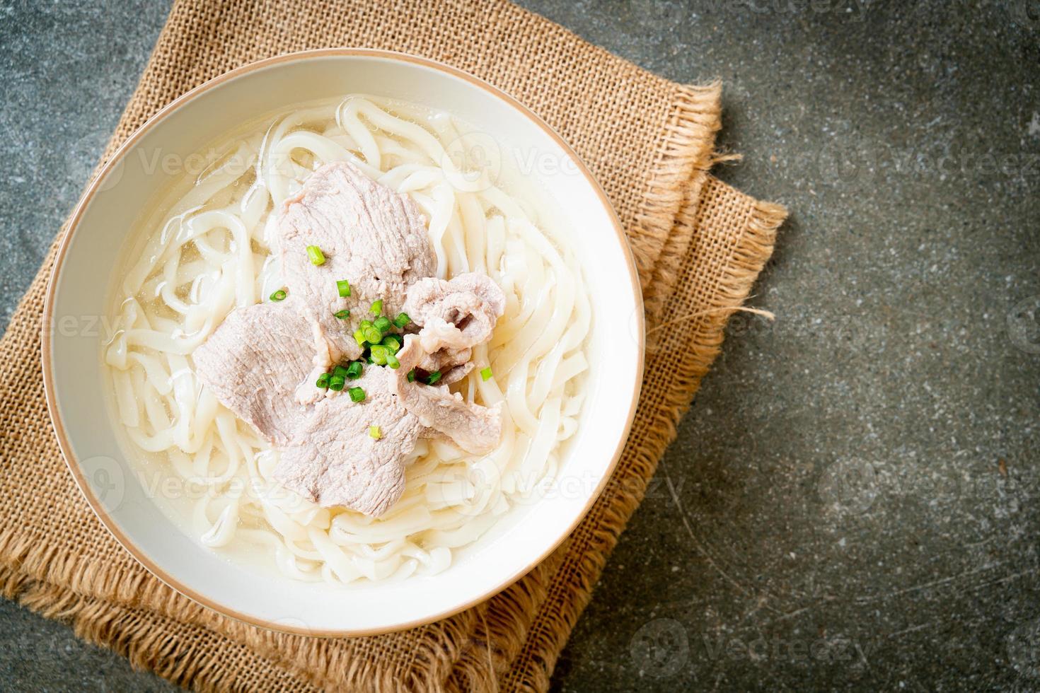 zelfgemaakte udon ramen noodles met varkensvlees in heldere soep foto