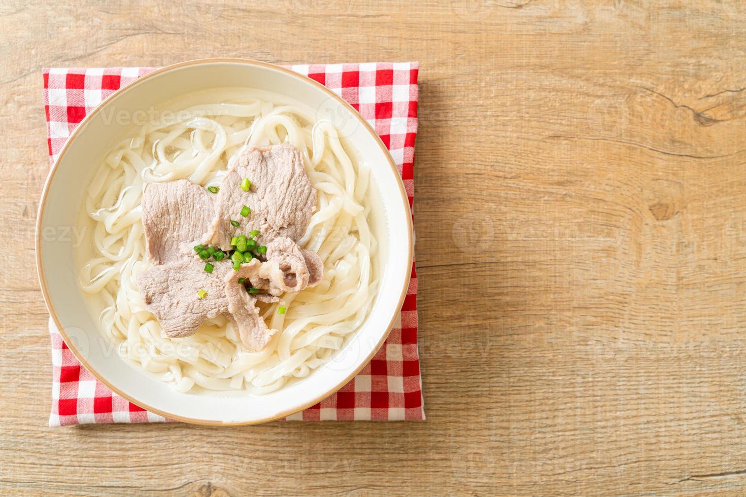 zelfgemaakte udon ramen noodles met varkensvlees in heldere soep foto