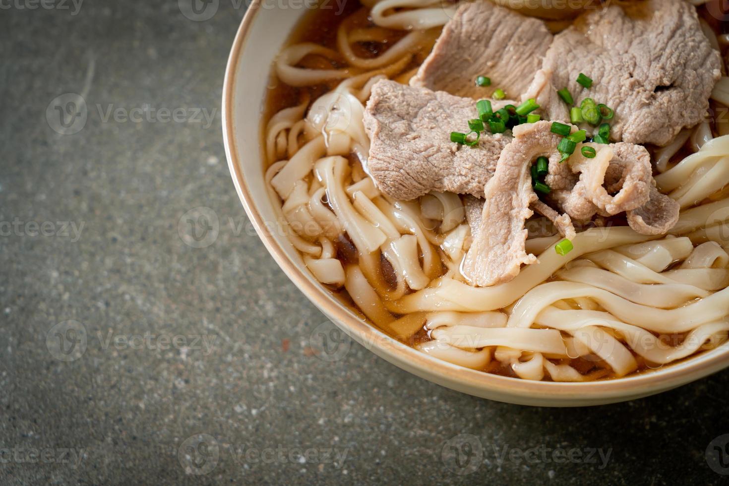 zelfgemaakte udon ramen noodles met varkensvlees in soja- of shoyusoep foto