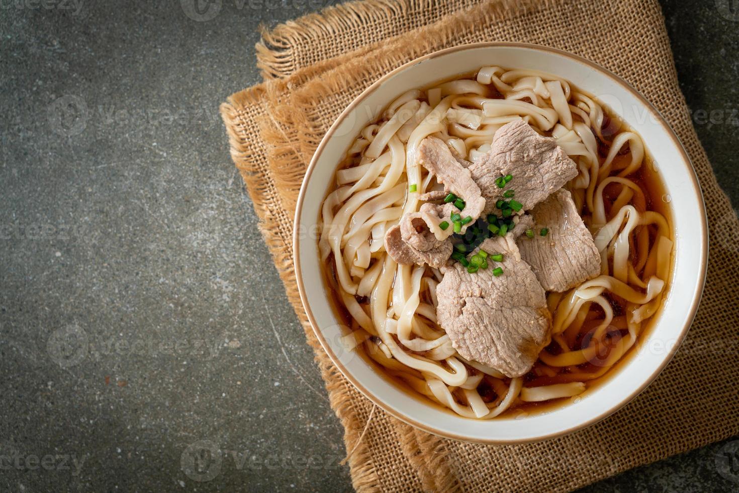 zelfgemaakte udon ramen noodles met varkensvlees in soja- of shoyusoep foto