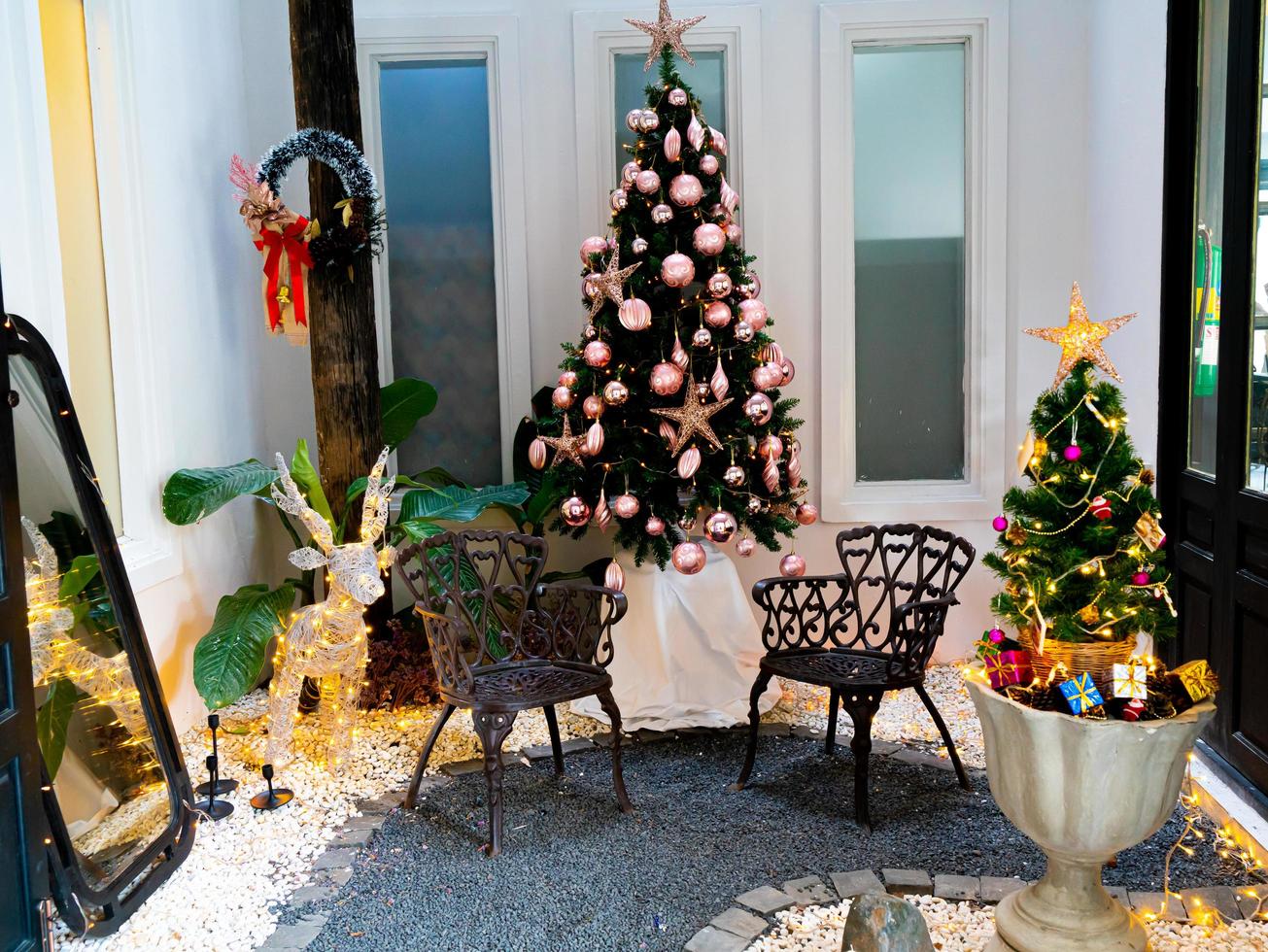 lege stoel met kerstboom en geschenkdoos voor kerst- en nieuwjaarsfestival foto