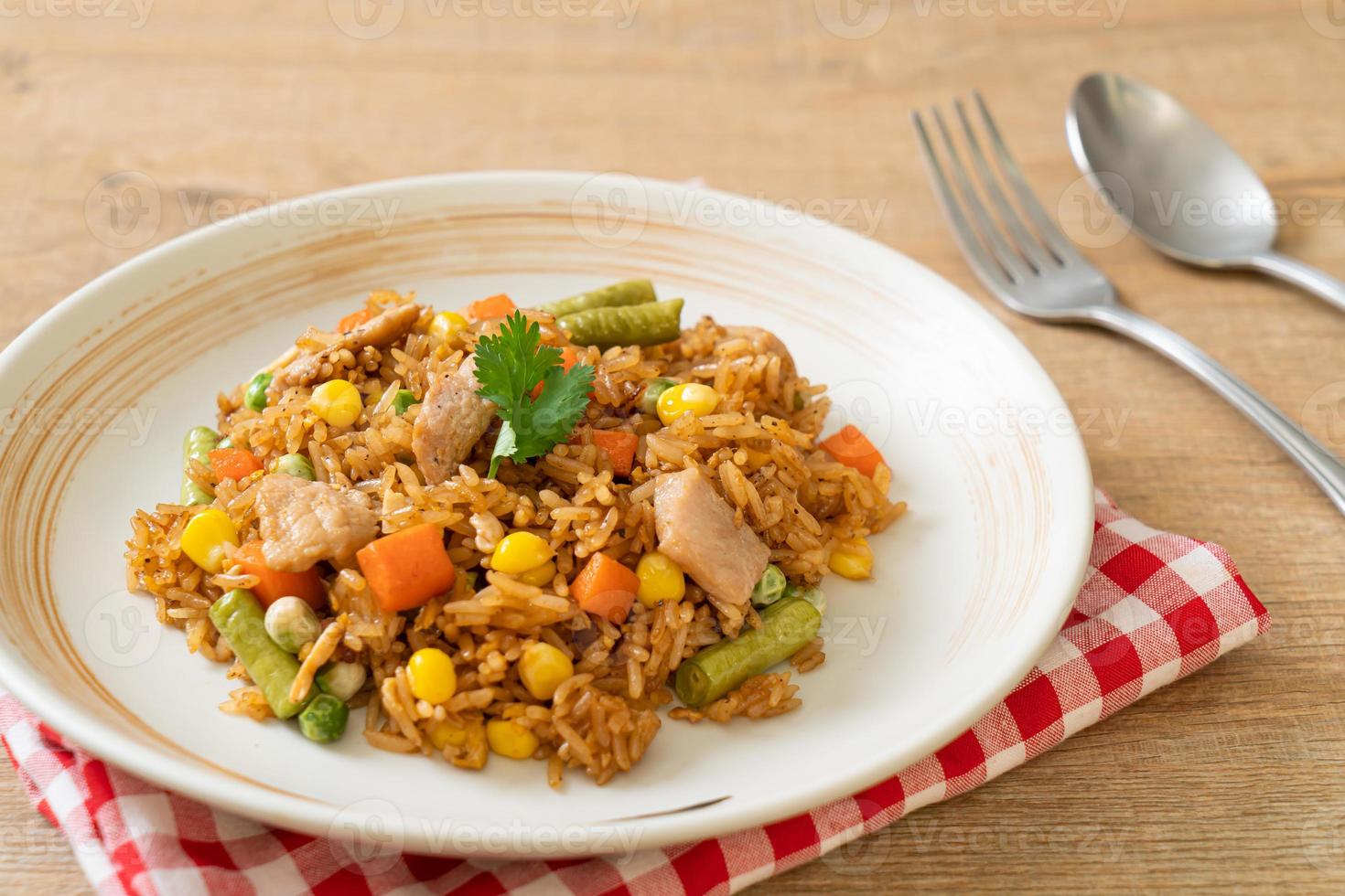 gebakken rijst met varkensvlees en groenten foto
