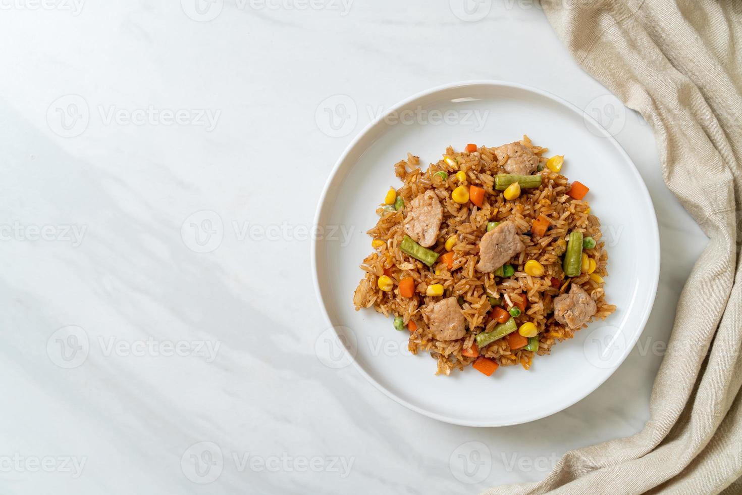 gebakken rijst met varkensvlees en groenten foto
