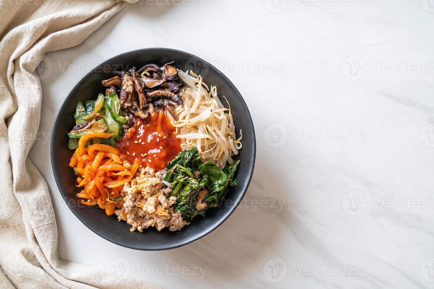 Koreaanse pittige salade met rijst - traditioneel Koreaans eten, bibimbap foto