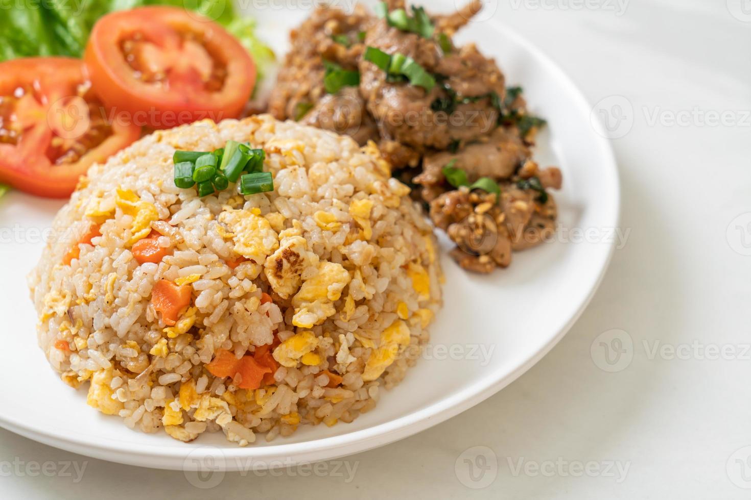 gebakken rijst met gegrild varkensvlees - Aziatisch eten foto