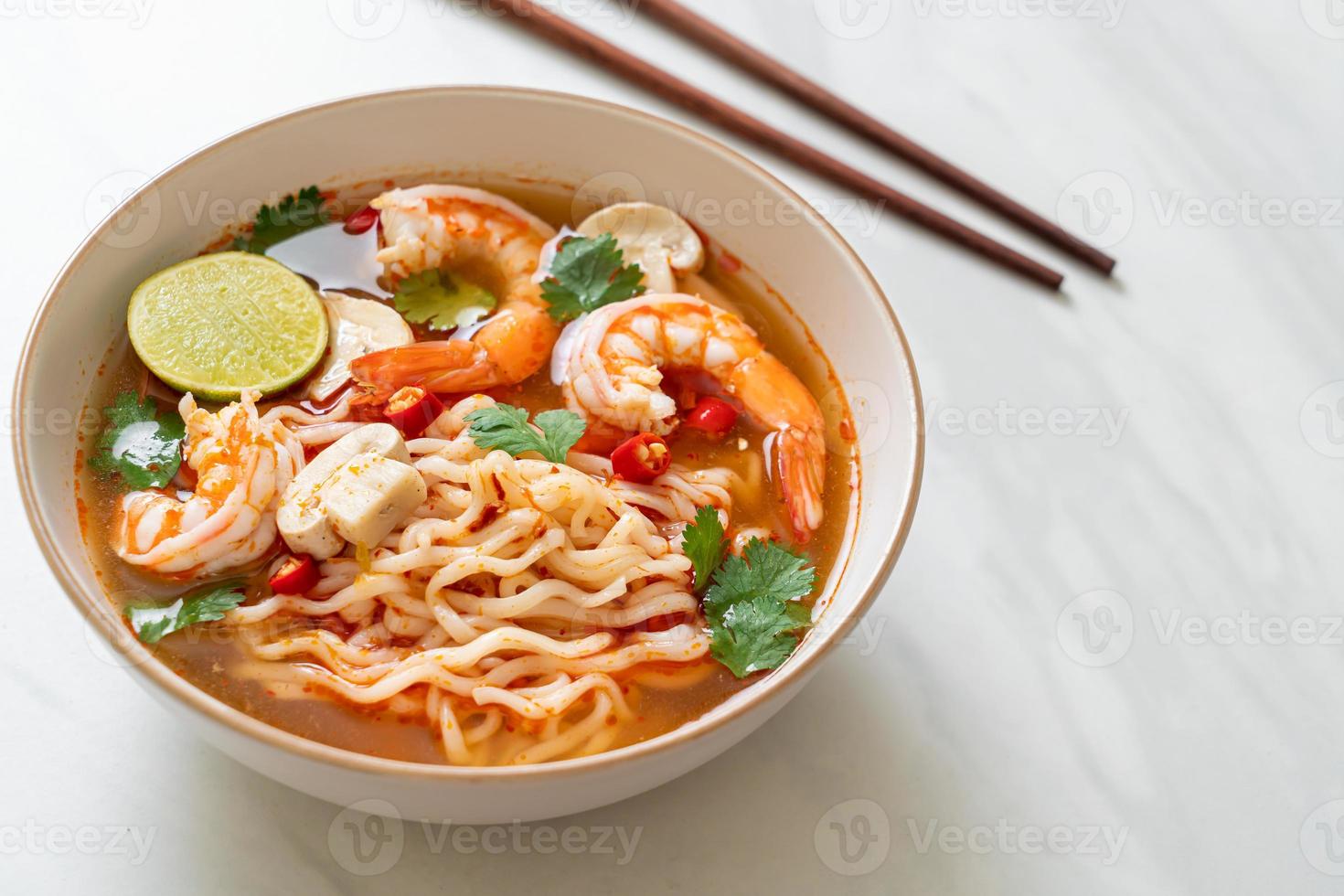 instant noedels ramen in pittige soep met garnalen tom yum kung - Aziatisch eten foto