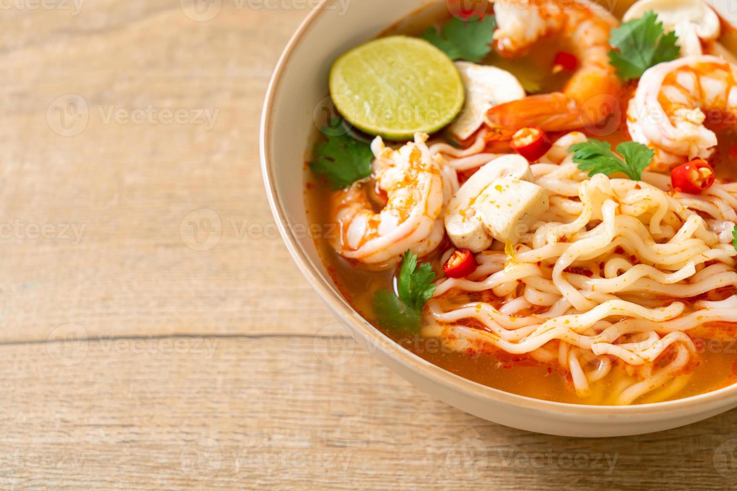 instant noedels ramen in pittige soep met garnalen tom yum kung - Aziatisch eten foto