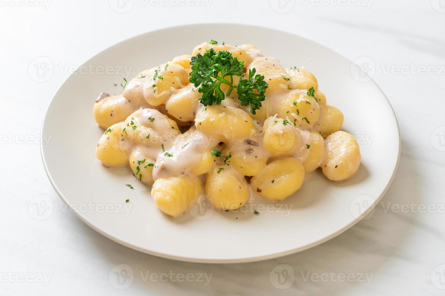 gnocchi met champignonroomsaus en kaas foto