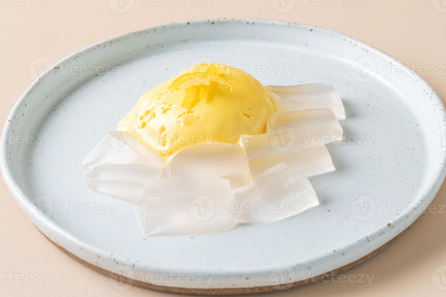 yuzu-sinaasappelroomijs met geleipudding op bord foto