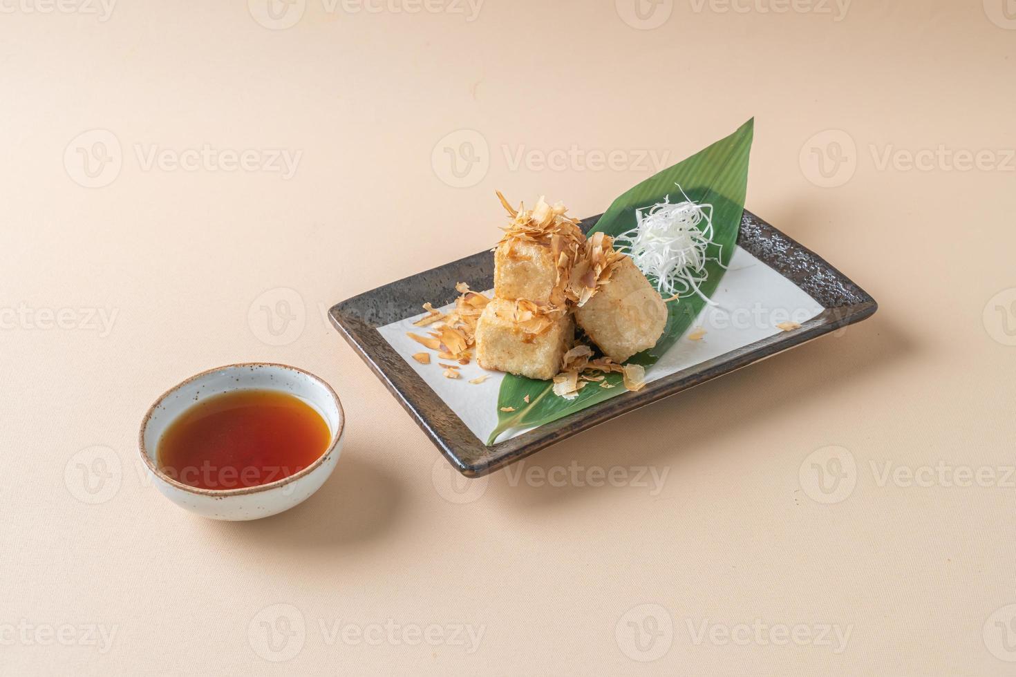 oude dashi tofu krokante gefrituurde tofu geserveerd met sojasaus - japans eten stijl food foto