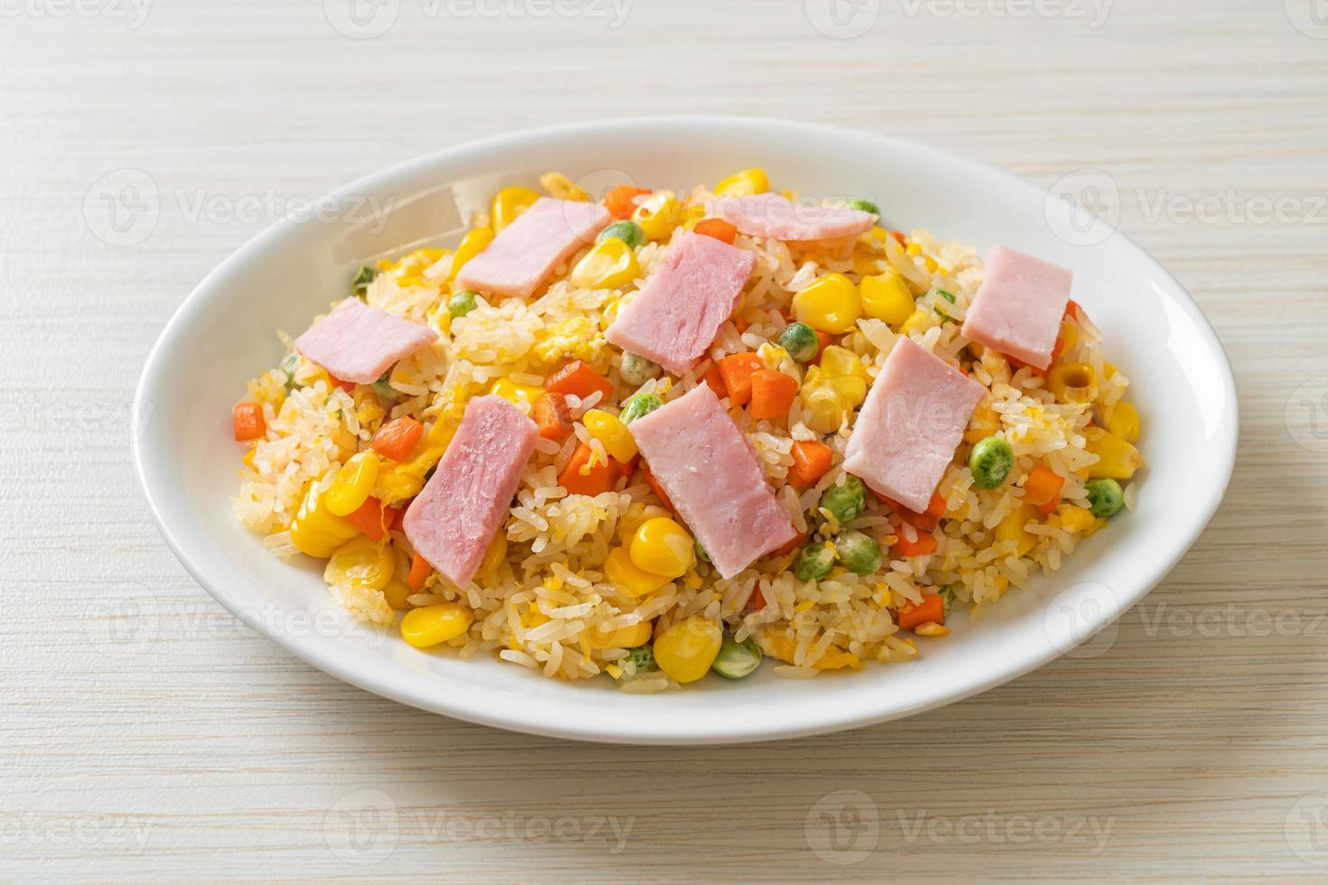 huisgemaakte nasi met ham en gemengde groenten van wortel, sperziebonen en mais foto