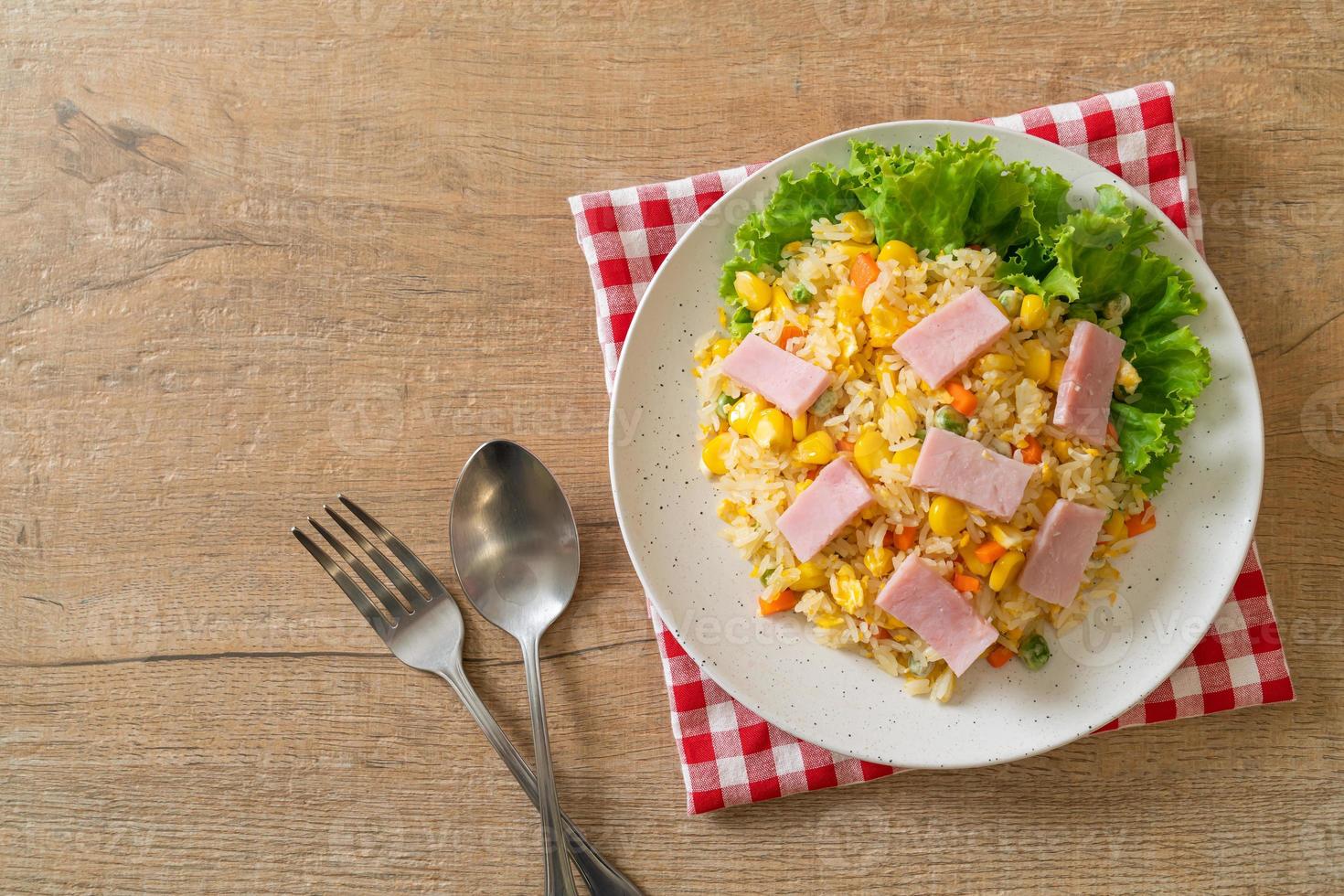 huisgemaakte nasi met ham en gemengde groenten van wortel, sperziebonen en mais foto