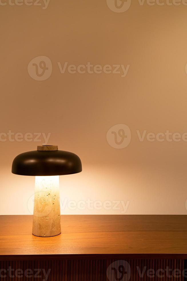 mooie lamp met verlichting op tafel met kopieerruimte foto