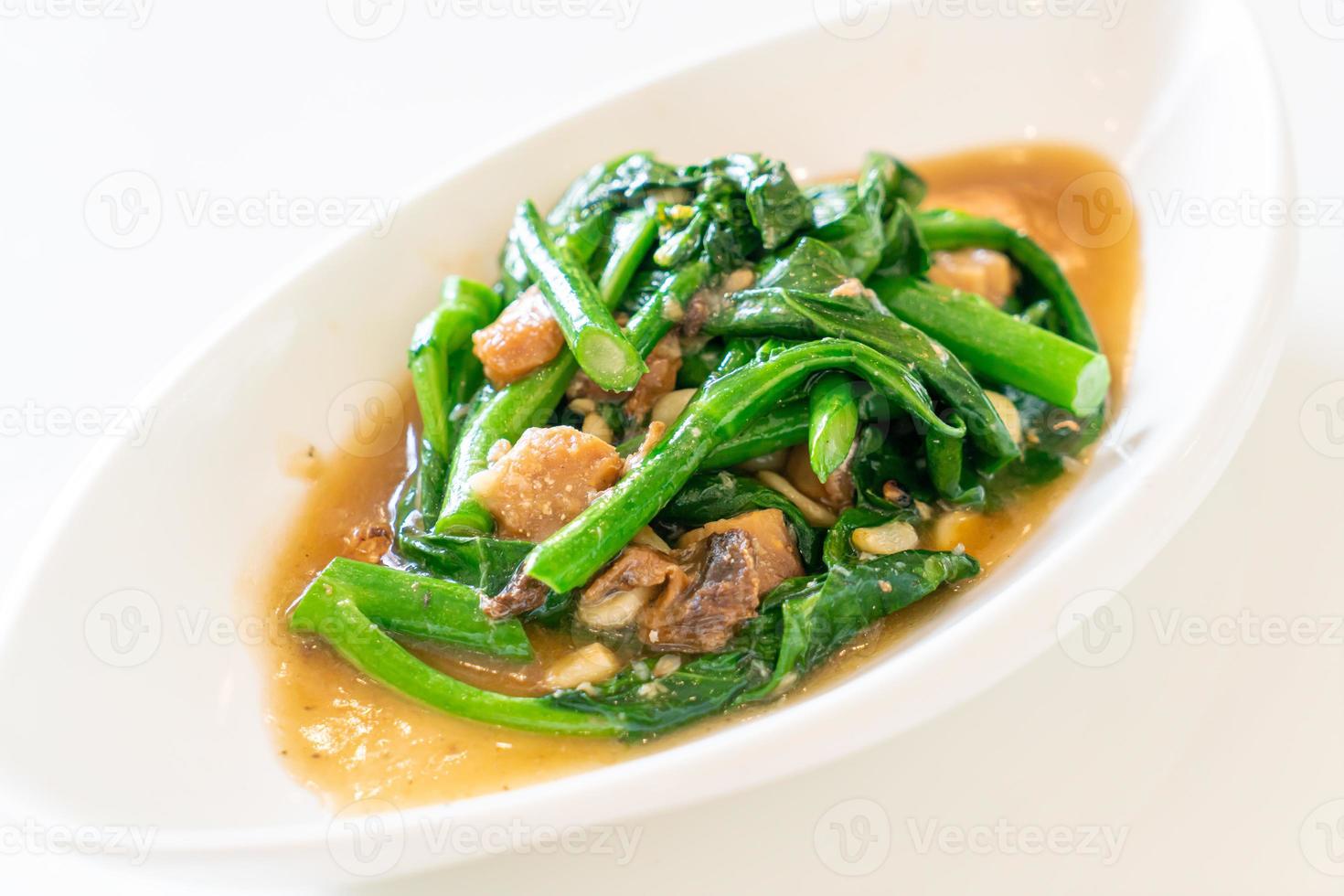 roergebakken gezouten vis met chinese boerenkool - Aziatisch eten foto