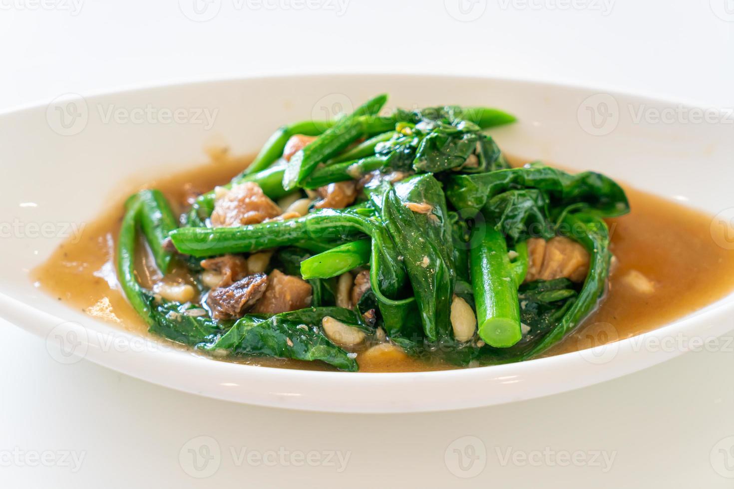 roergebakken gezouten vis met chinese boerenkool - Aziatisch eten foto